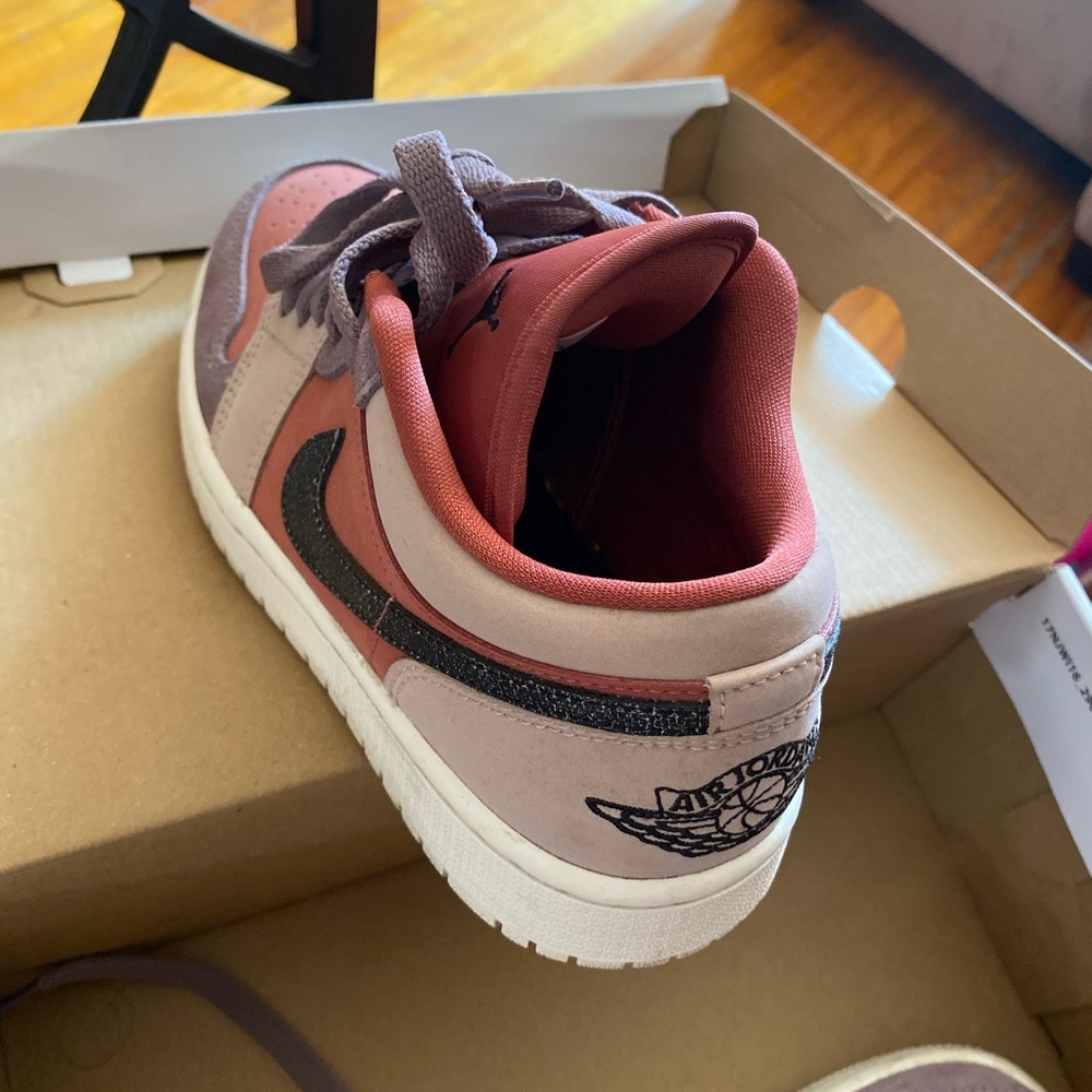 Jordan lows size 6 women, very good condition